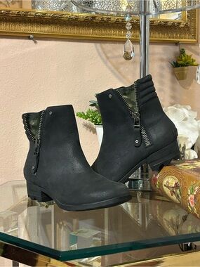 Sorel Black Leather Ankle Booties with Side Zipper Size 9.5